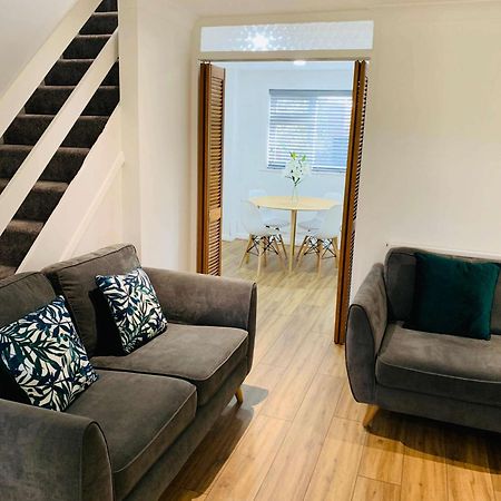 Spacious House, Free Parking & Patio Garden Farnham  Εξωτερικό φωτογραφία