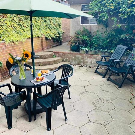Spacious House, Free Parking & Patio Garden Farnham  Εξωτερικό φωτογραφία