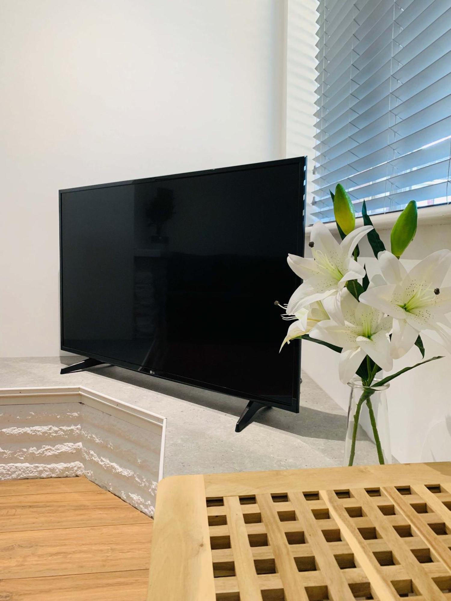 Spacious House, Free Parking & Patio Garden Farnham  Εξωτερικό φωτογραφία