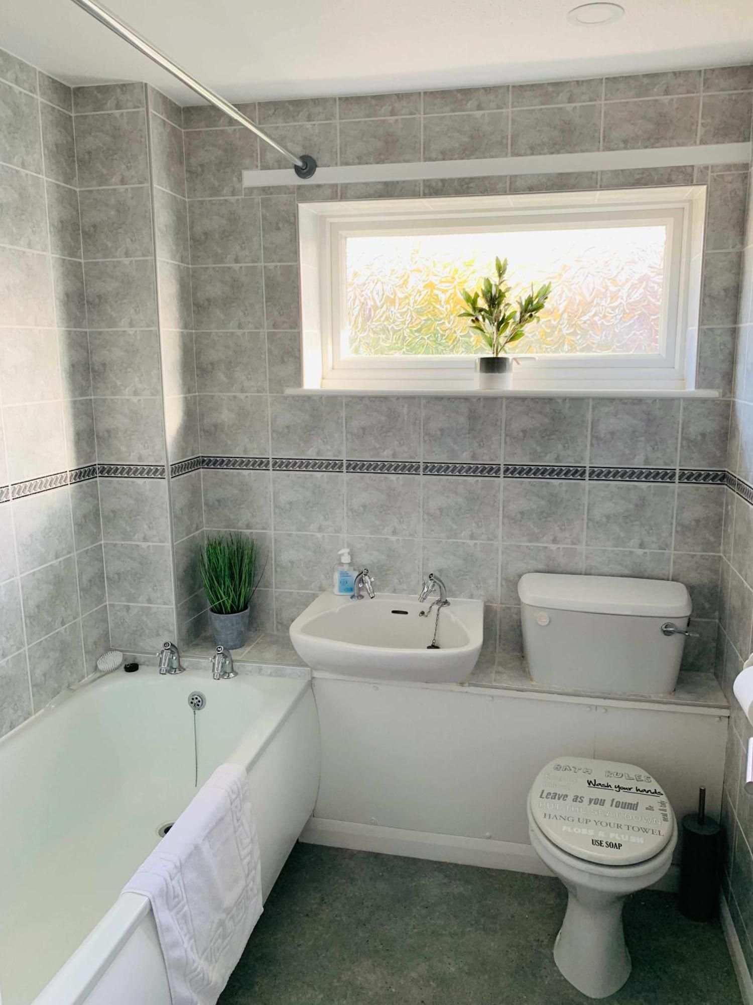Spacious House, Free Parking & Patio Garden Farnham  Εξωτερικό φωτογραφία