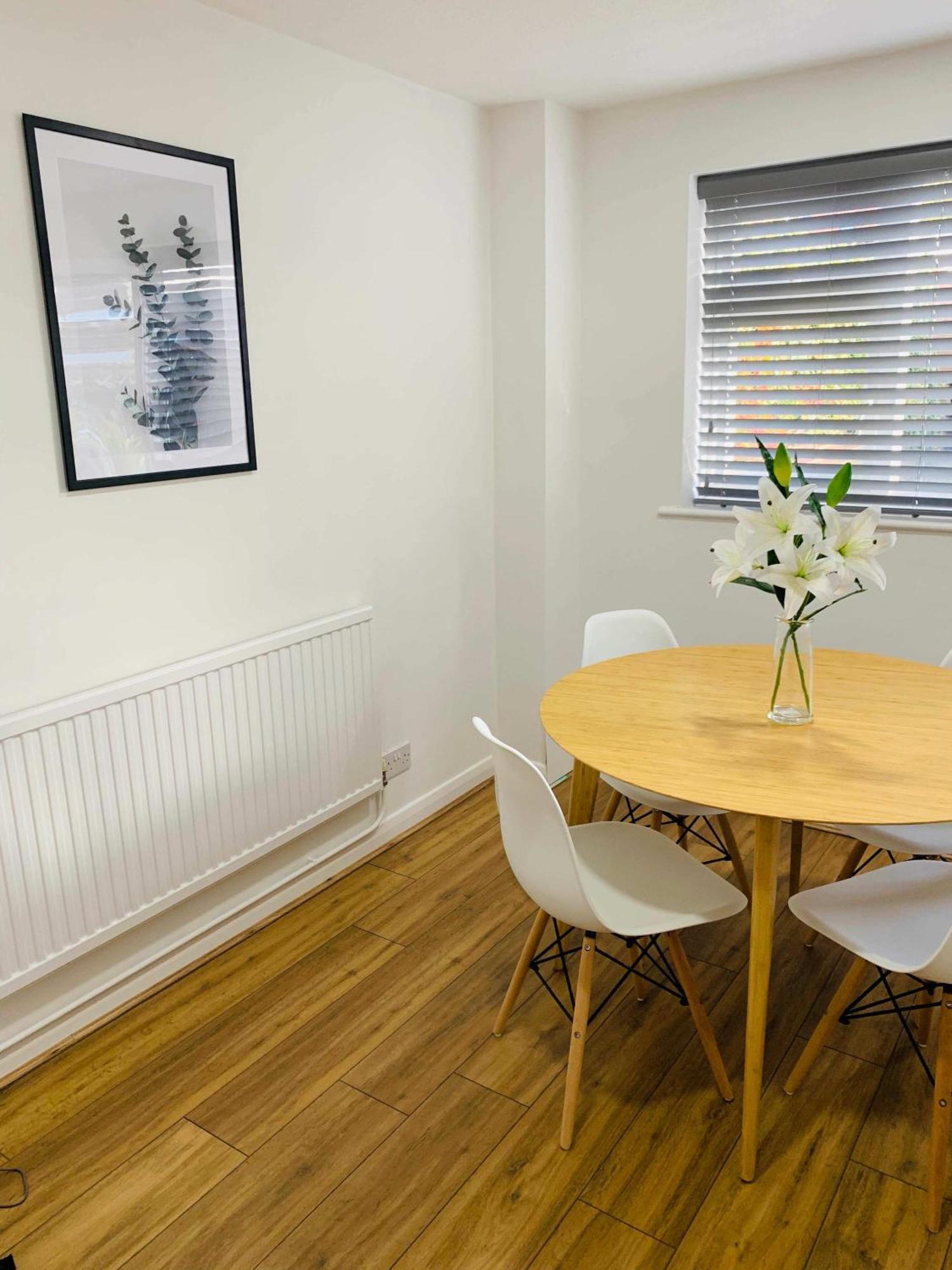Spacious House, Free Parking & Patio Garden Farnham  Εξωτερικό φωτογραφία