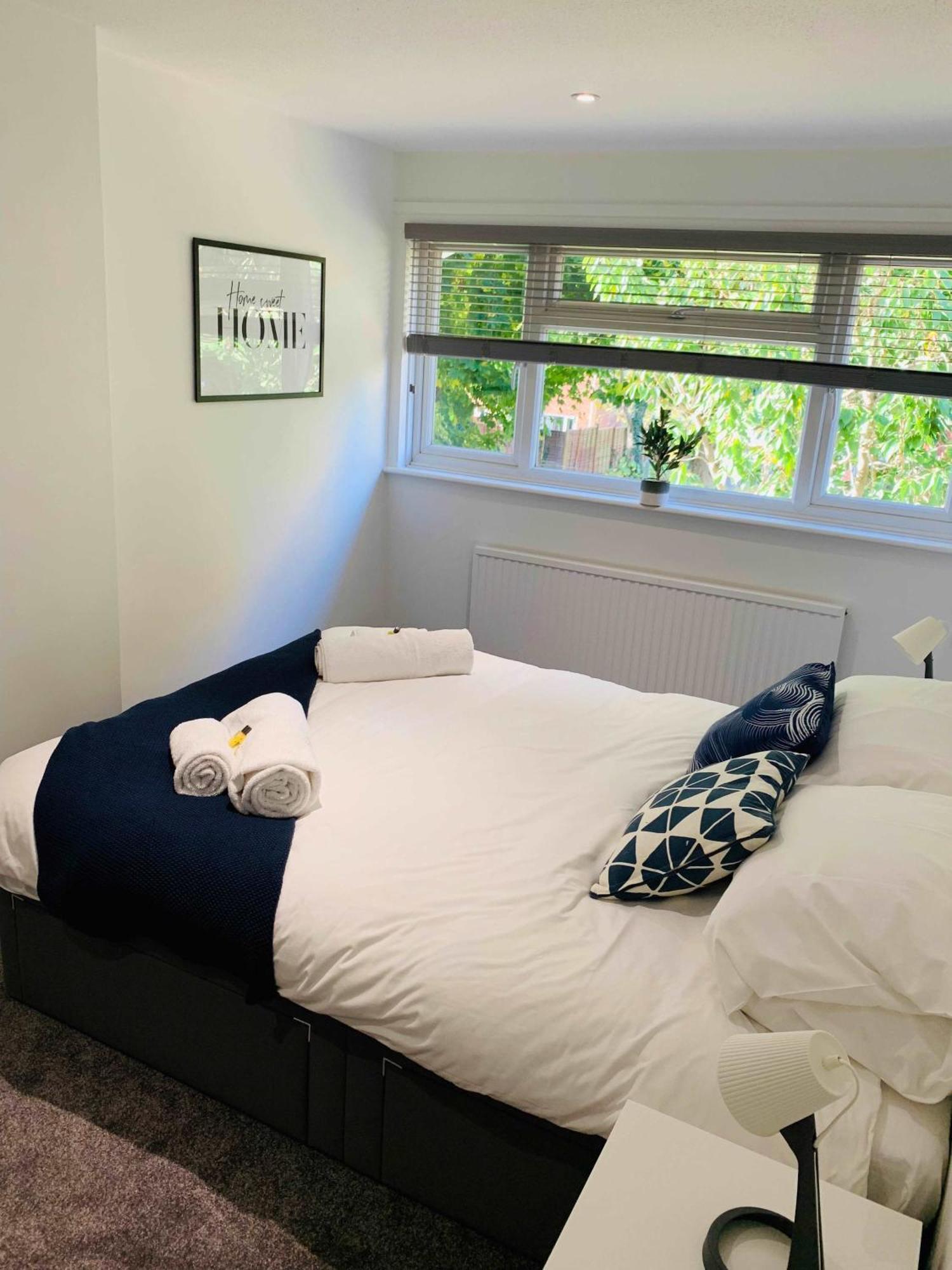 Spacious House, Free Parking & Patio Garden Farnham  Εξωτερικό φωτογραφία