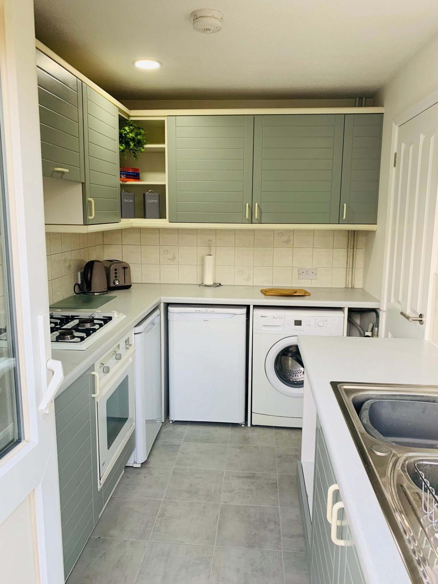 Spacious House, Free Parking & Patio Garden Farnham  Εξωτερικό φωτογραφία