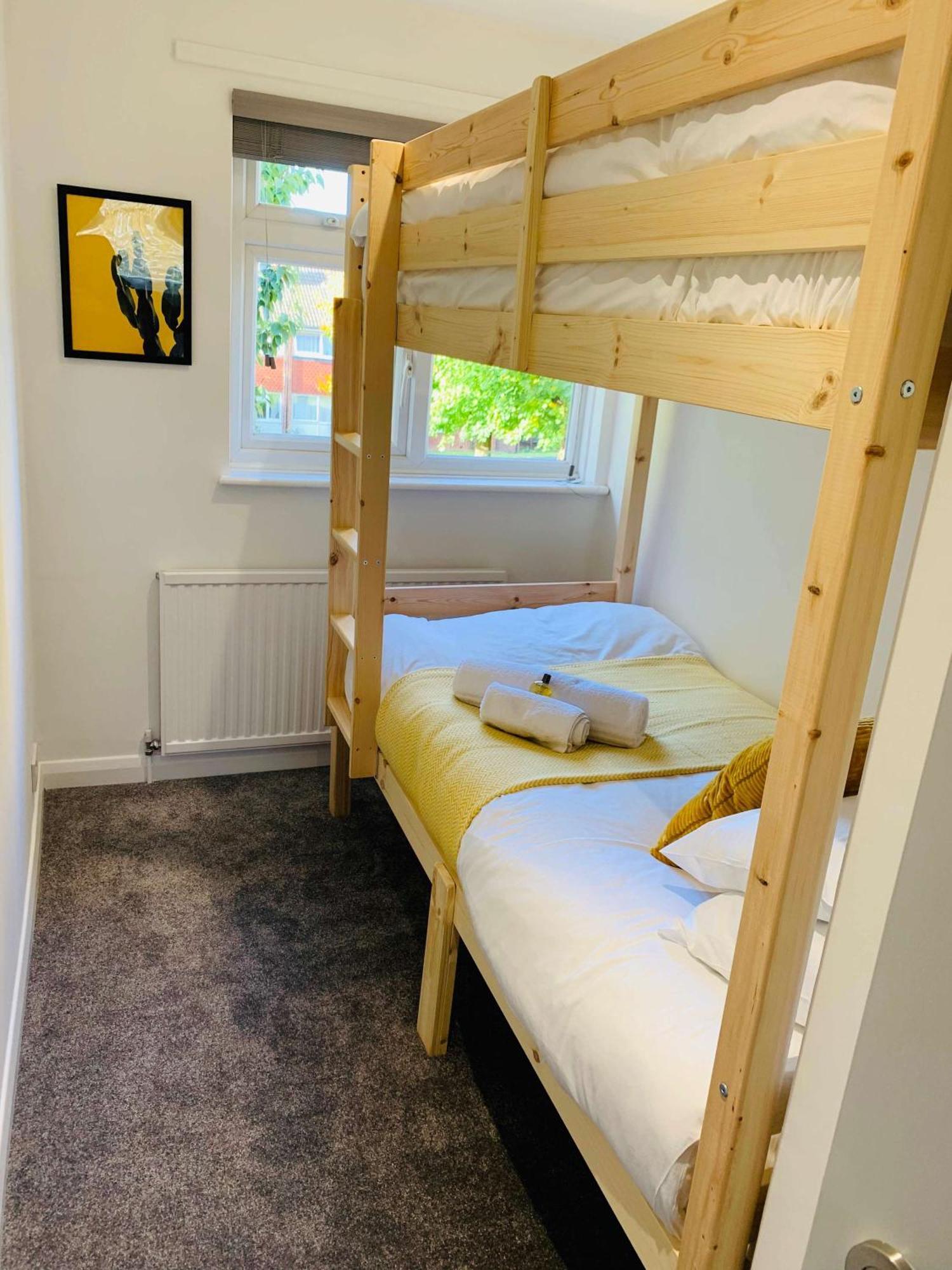 Spacious House, Free Parking & Patio Garden Farnham  Εξωτερικό φωτογραφία