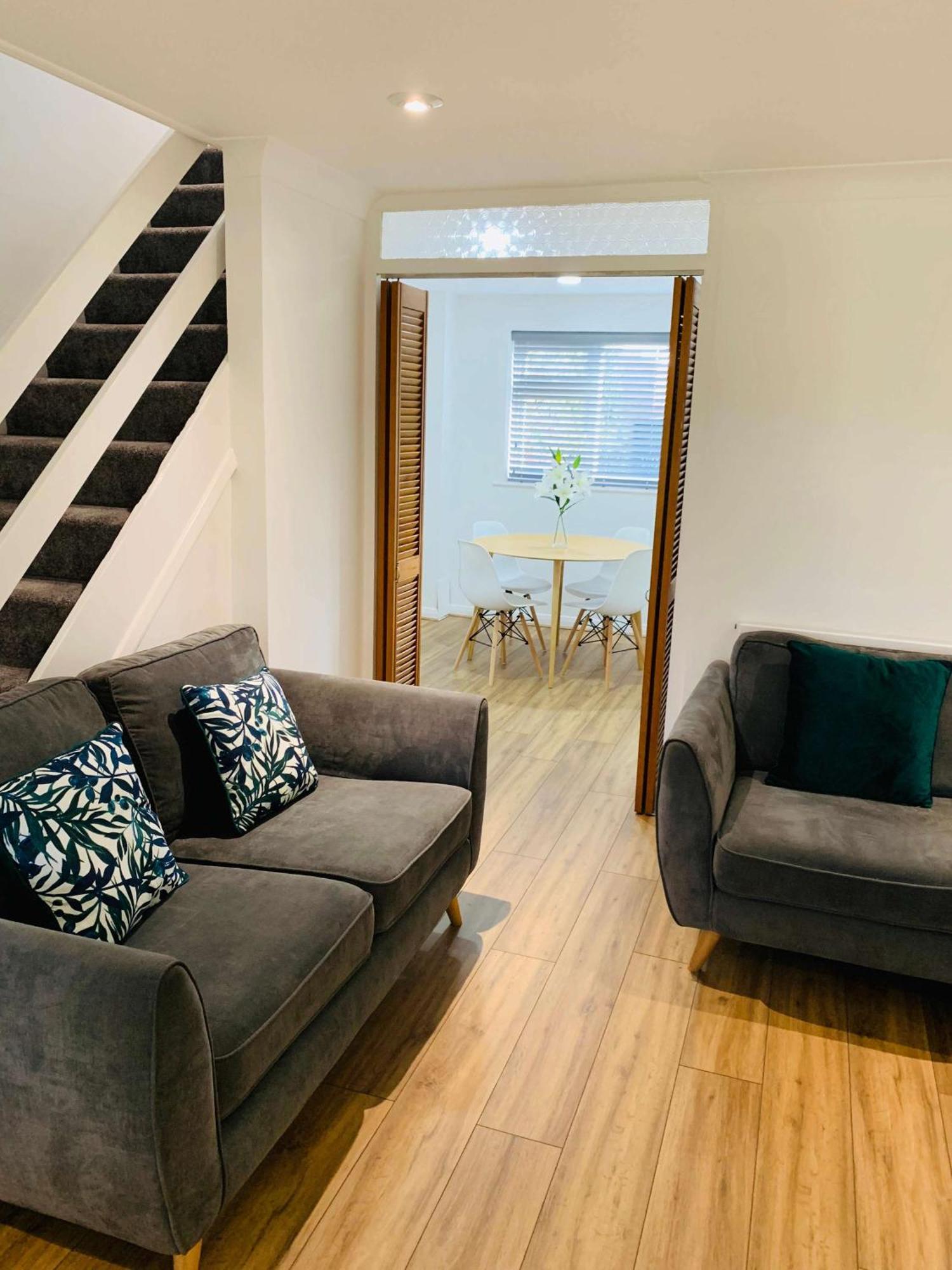 Spacious House, Free Parking & Patio Garden Farnham  Εξωτερικό φωτογραφία