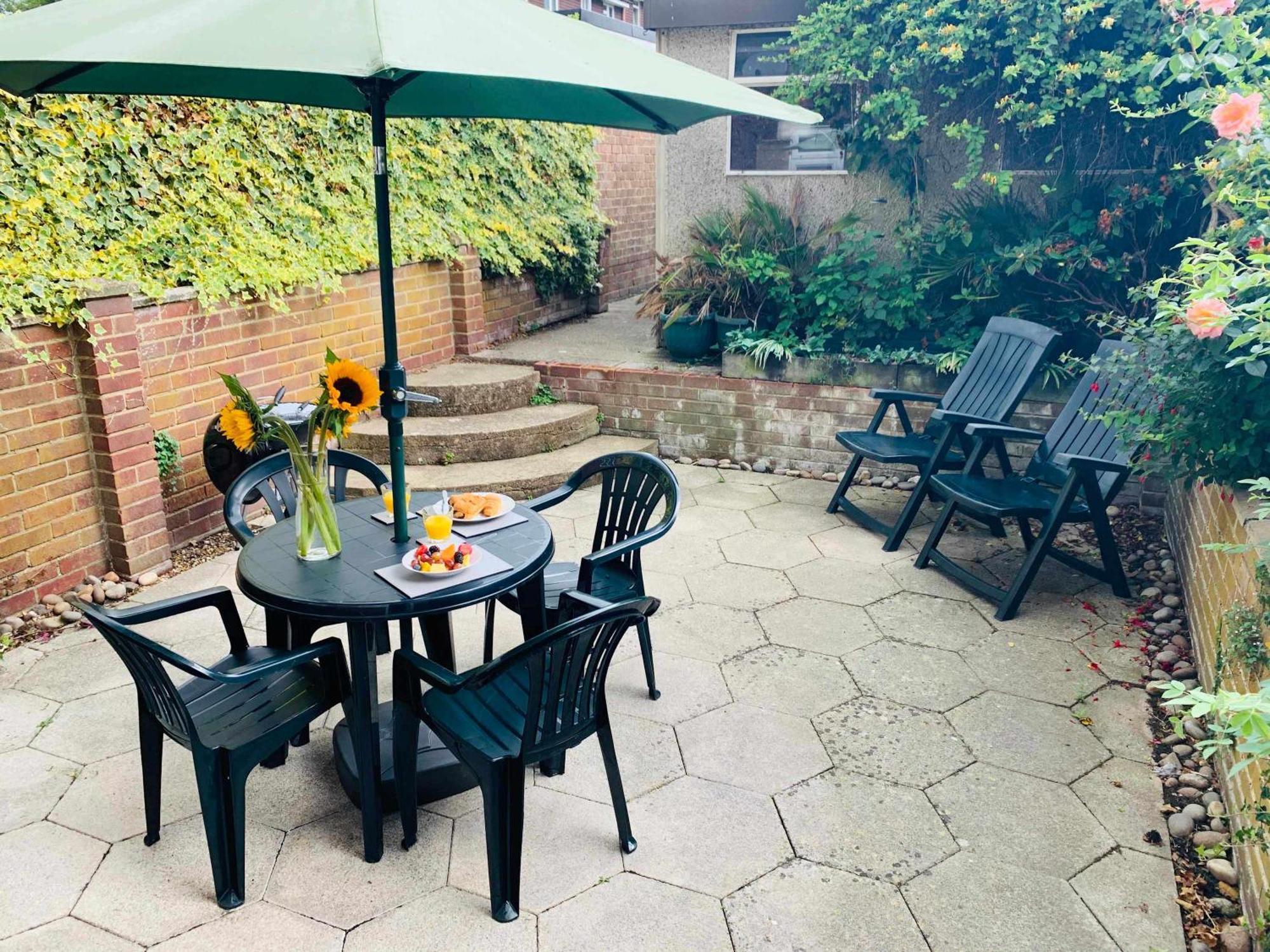 Spacious House, Free Parking & Patio Garden Farnham  Εξωτερικό φωτογραφία